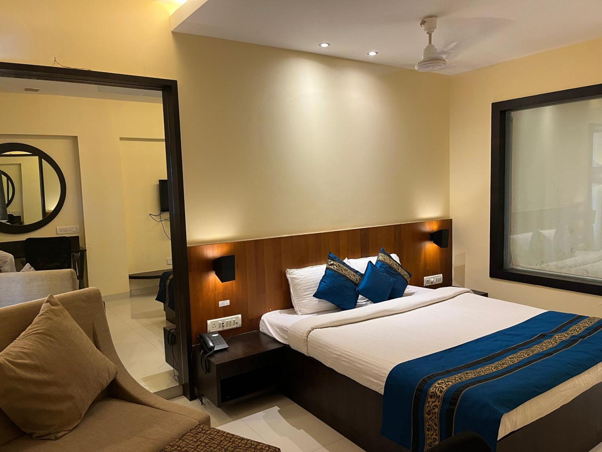 Hotel Landmark Ratnāgiri Eksteriør billede