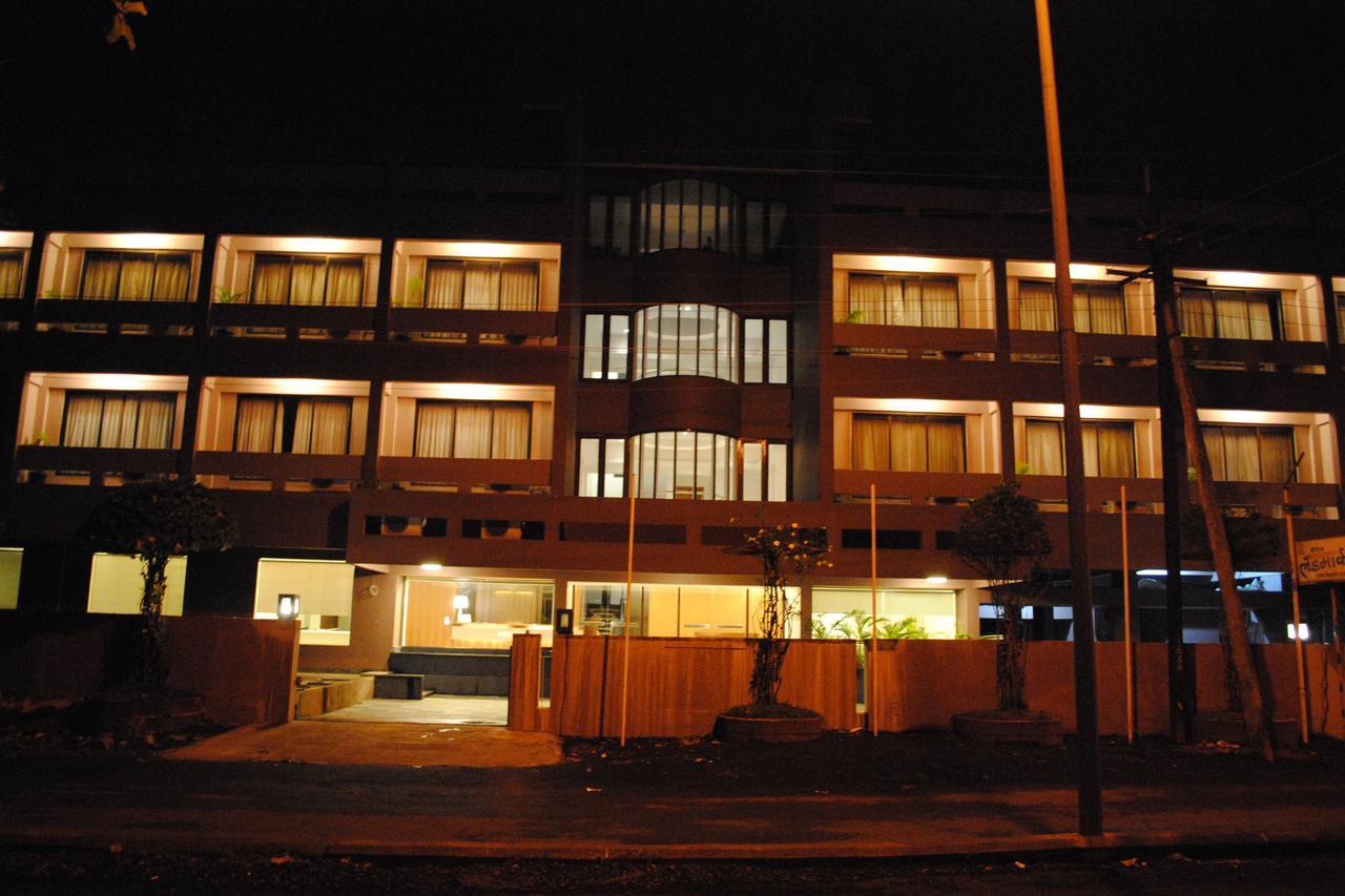 Hotel Landmark Ratnāgiri Eksteriør billede