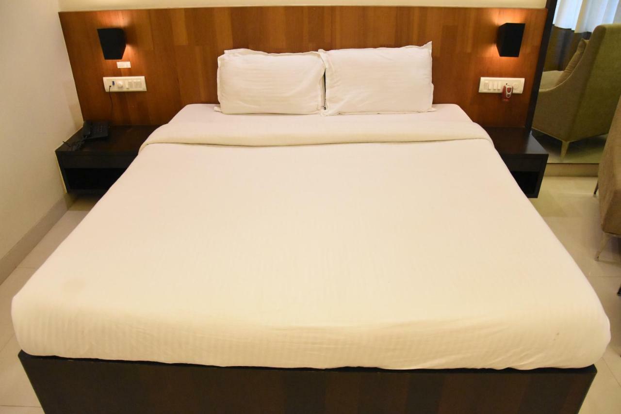 Hotel Landmark Ratnāgiri Eksteriør billede